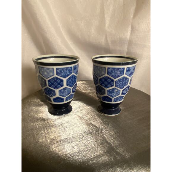 Set of 2 VTG Asian Tea Cups Saki Cups Blue White 4 in tall Handleless EUC - Picture 1 of 16